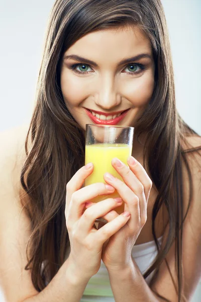 Primer plano retrato de la mujer bebiendo jugo — Foto de Stock