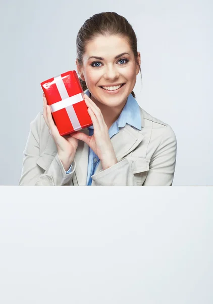 Obchodní žena s dárkovou krabicí — Stock fotografie
