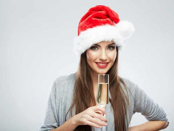 Frau mit Weihnachtsmannhut hält Glas Champagner in der Hand — Stockfoto