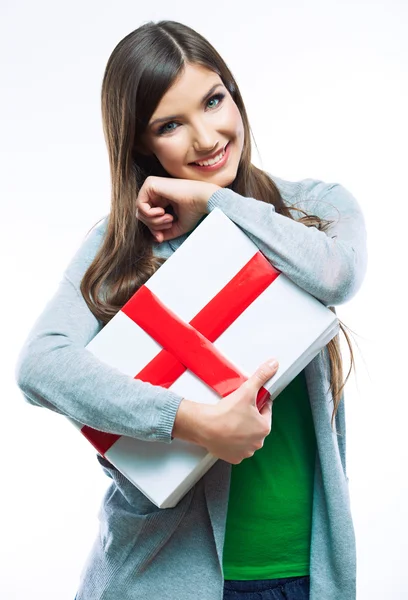 Retrato de mulher segurando caixa de presente — Fotografia de Stock