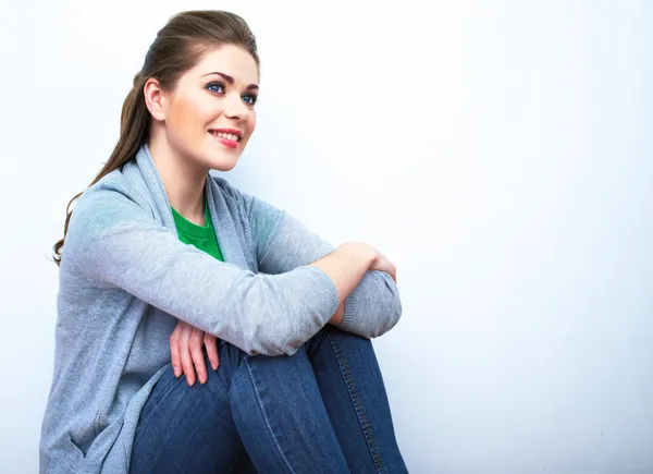 Retrato de mujer sentada en el suelo — Foto de Stock