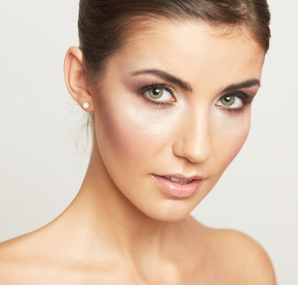 Изолированный портрет молодой женщины
