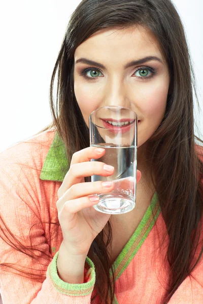 Porträt einer Frau, die Wasser trinkt — Stockfoto