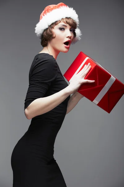 Porträt einer Frau mit Weihnachtsmütze — Stockfoto