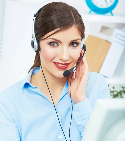 Portrait de femme préposée au service à la clientèle, centre d'appels souriant — Photo