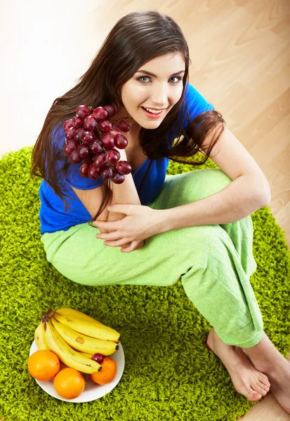 Frau mit Früchten — Stockfoto