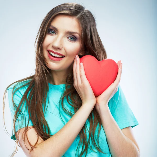 Corazón rojo. Símbolo de amor. Retrato de mujer hermosa celebrar Valent —  Fotos de Stock