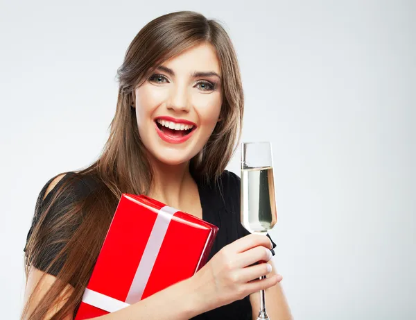 Mujer sosteniendo caja de regalo y copa de champán — Foto de Stock