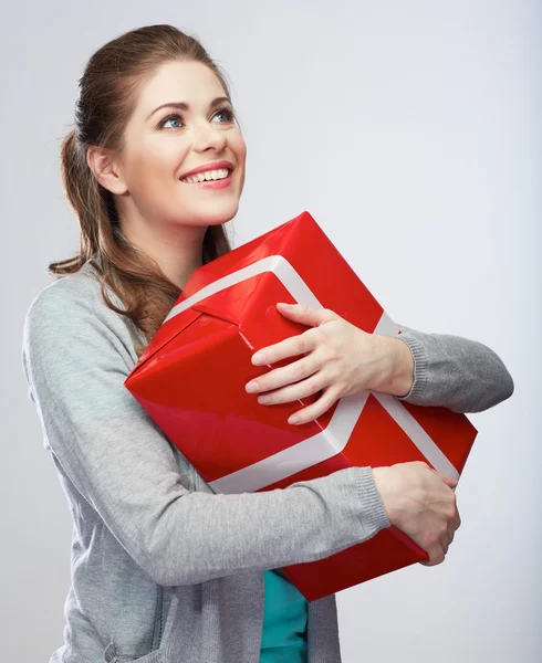 Portrait of woman holding gift box — Stock Photo, Image