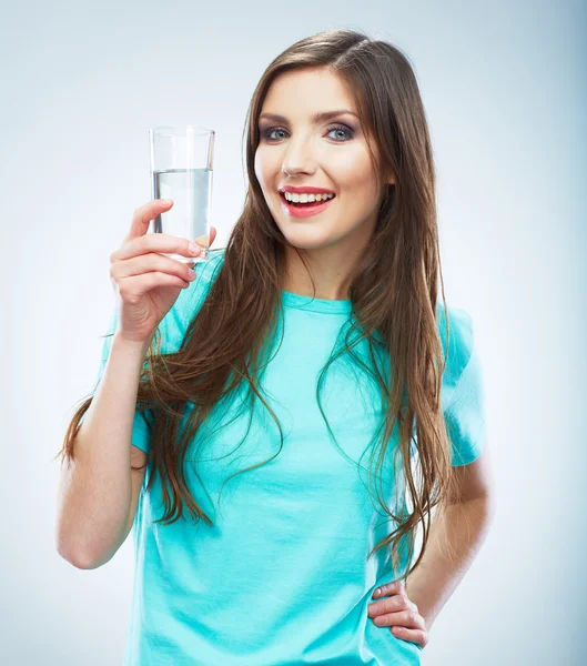 Žena držící sklenici vody — Stock fotografie