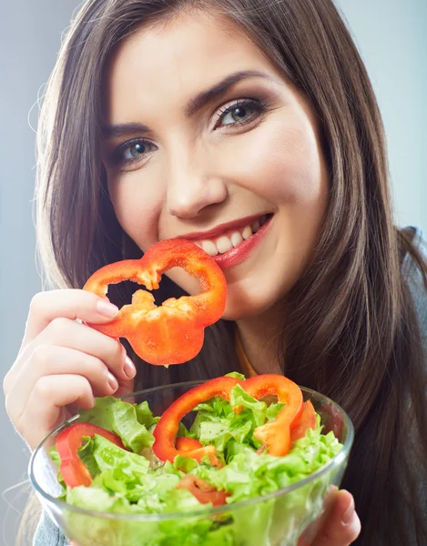 サラダを食べる女 — ストック写真