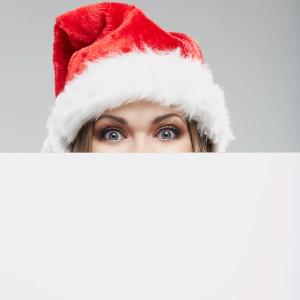 Vrouw in kerstmuts met lege banner verbergen — Stockfoto