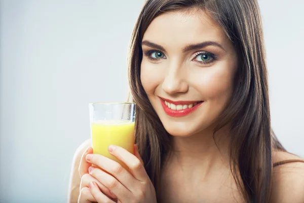 Retrato de la mujer bebiendo jugo —  Fotos de Stock