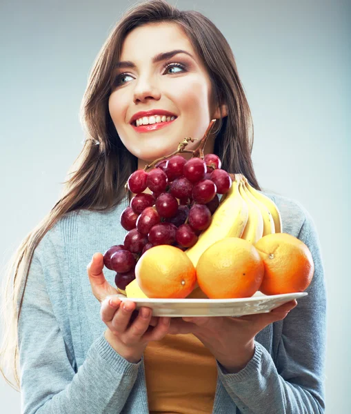 Женщина с фруктами — стоковое фото