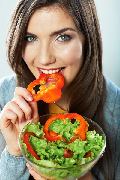 Kvinna med sallad — Stockfoto