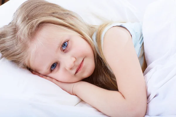 Retrato de chica en la cama —  Fotos de Stock