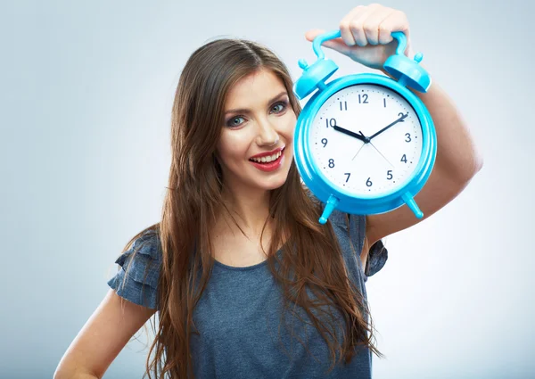 Frau hält Uhr lizenzfreie Stockbilder
