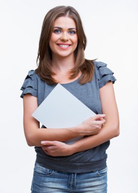 Blanc kartı tutan kadın