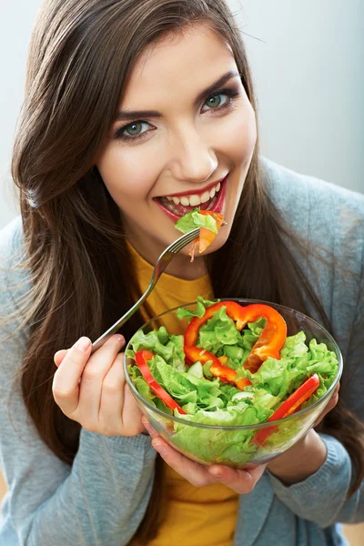Femeie mananca salata — Fotografie, imagine de stoc