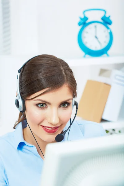 Portrait de femme préposée au service à la clientèle, centre d'appels souriant — Photo