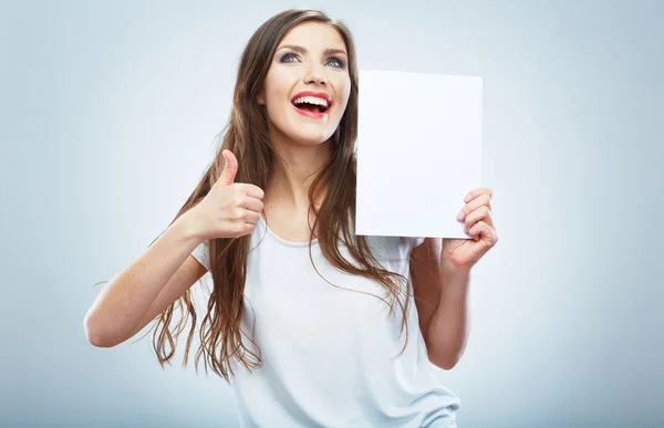 Mujer sosteniendo papel en blanco —  Fotos de Stock