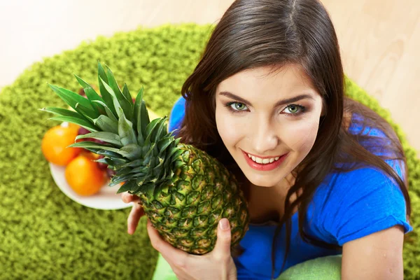 Frau mit Ananas im Arm — Stockfoto