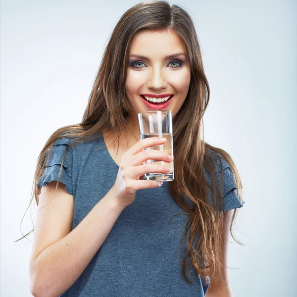 Mujer sosteniendo vaso de agua —  Fotos de Stock