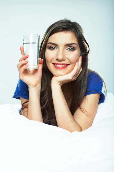 Portrait of woman holding glass in bed — Stock Photo, Image
