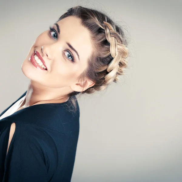 Retrato de mulher com estilo de cabelo — Fotografia de Stock