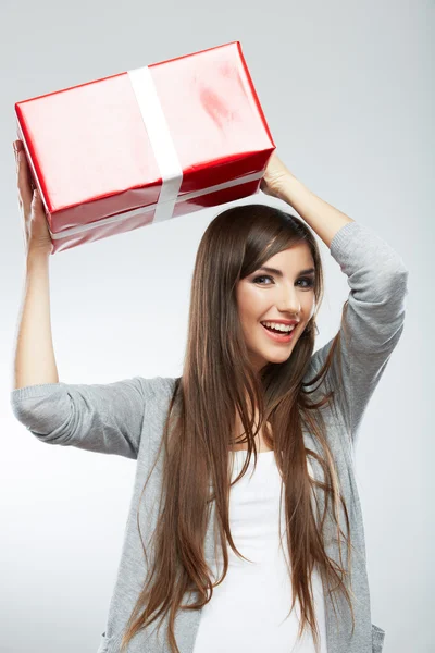 Retrato de mulher segurando caixa de presente — Fotografia de Stock