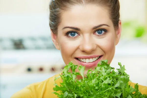 Kvinde og salat - Stock-foto