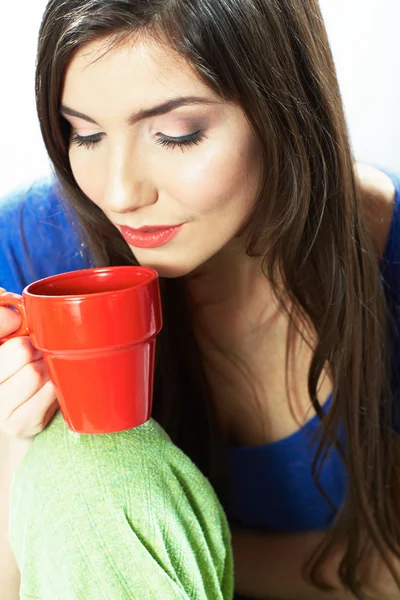 Nahaufnahme Porträt einer Frau mit Tasse — Stockfoto