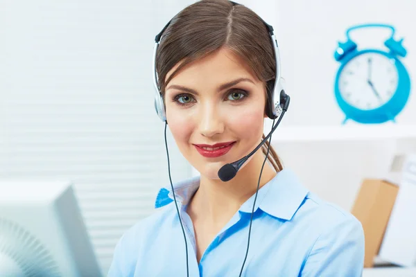 Portrait de femme préposée au service à la clientèle, centre d'appels souriant — Photo