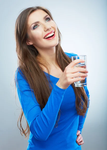 Lachende vrouw bedrijf waterglas — Stockfoto