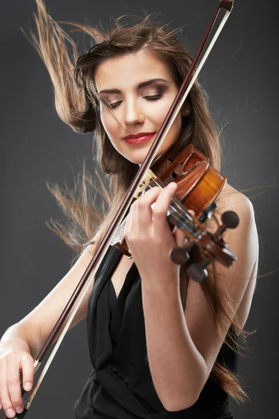 Porträt einer Frau, die Geige spielt — Stockfoto