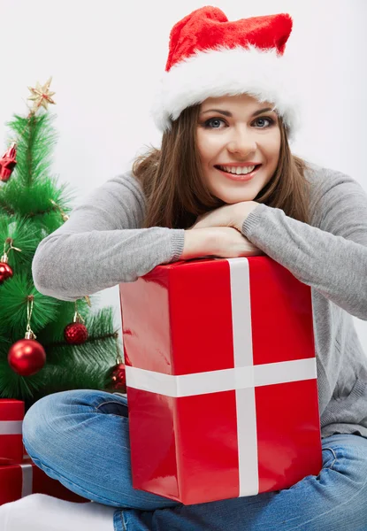 Femme heureuse dans le chapeau de Père Noël — Photo