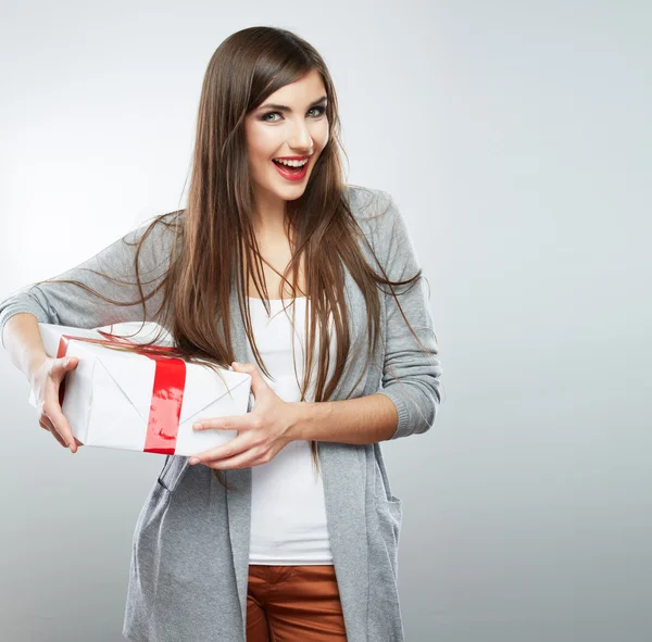 Retrato de mujer sosteniendo caja de regalo —  Fotos de Stock