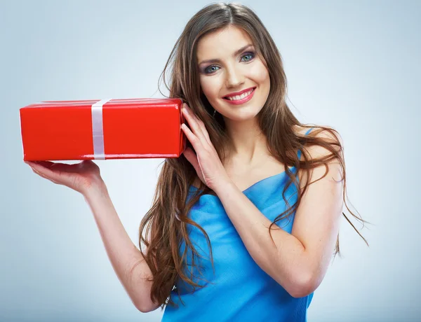 Mladá žena s červenými dárkový box — Stock fotografie
