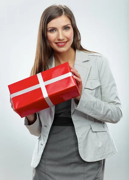 Mujer de negocios sosteniendo caja de regalo —  Fotos de Stock