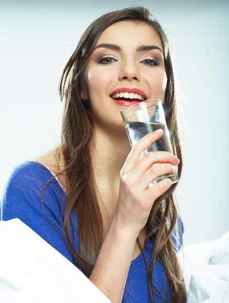 Nahaufnahme Porträt einer Frau, die Wasser trinkt — Stockfoto