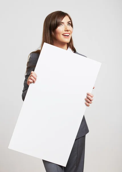 Mujer de negocios mantenga blanco papel en blanco — Foto de Stock