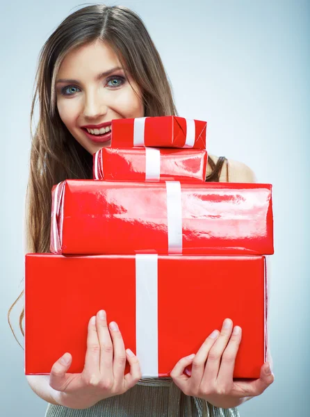 Frau hält Geschenkbox — Stockfoto