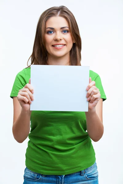 Mujer sosteniendo tarjeta en blanco — Foto de Stock