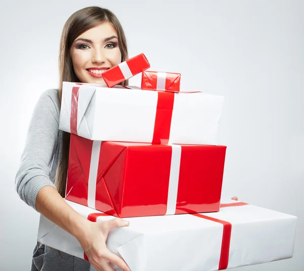 Vrouw staand met doos van de gift. — Stockfoto