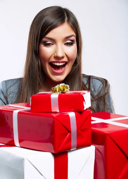 Geschäftsfrau hält Geschenkbox — Stockfoto