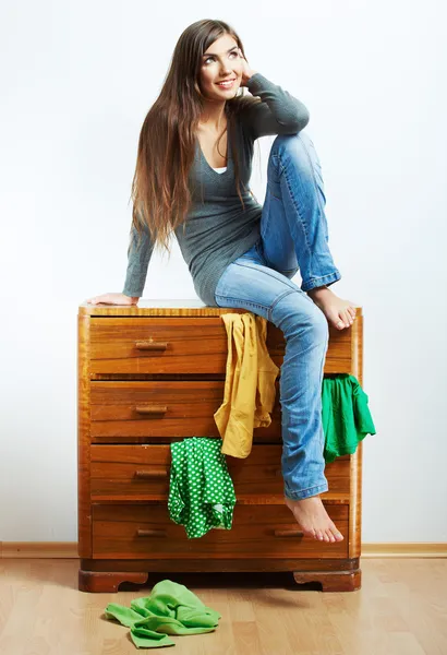 Kobieta siedzi na cuppboard — Zdjęcie stockowe