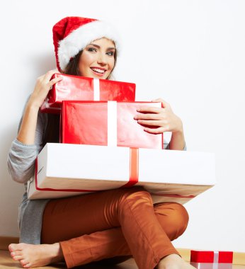 Noel Baba şapkalı kadın.