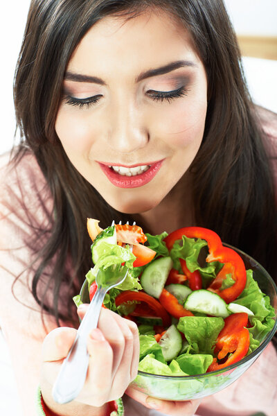 Женщина ест салат
