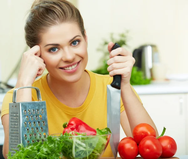 Donna cucina cibo sano — Foto Stock