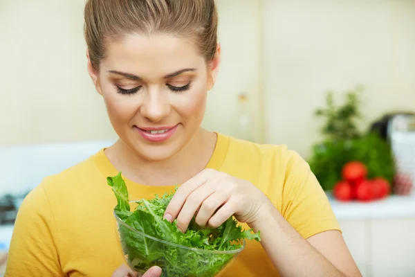 Vrouw in keuken — Stockfoto